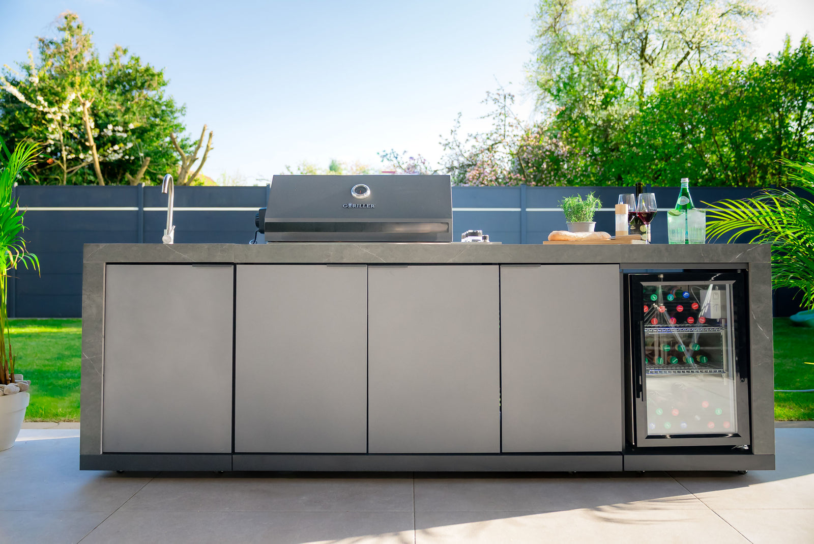 Viel Stauraum durch vier integrierte Schränke für Zubehör und Equipment.