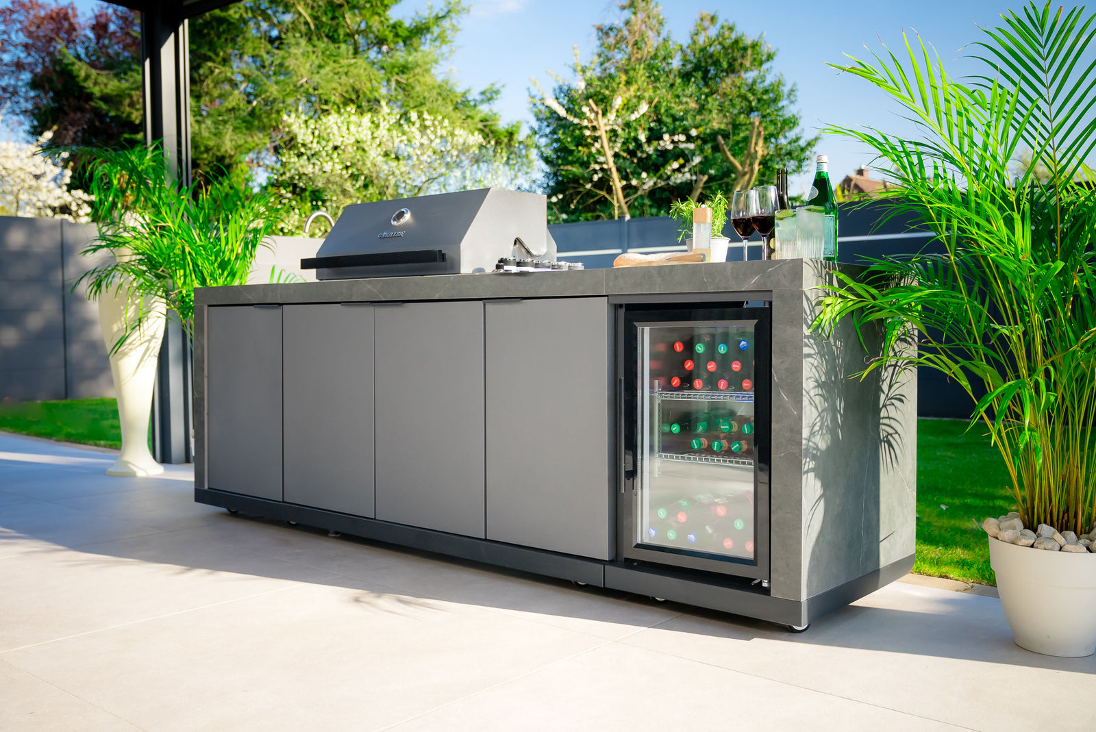 All-in-One Outdoorküche mit kompromissloser Power und markantem Design.