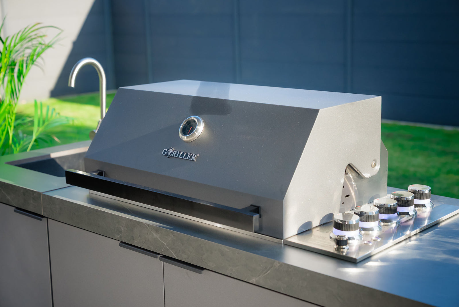 Doppelwandige Grillhaube für konstante Hitze und gleichmäßige Ergebnisse.