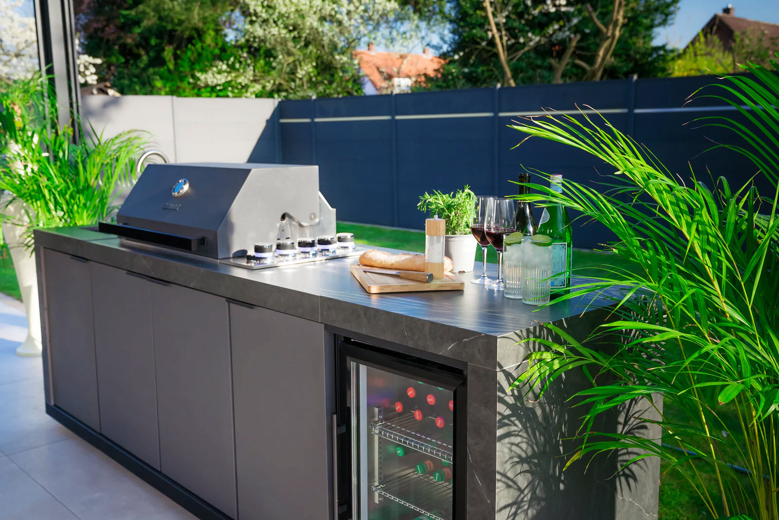 Großzügige Arbeitsfläche für Vorbereitung, Servieren und Buffet-Aufbau.