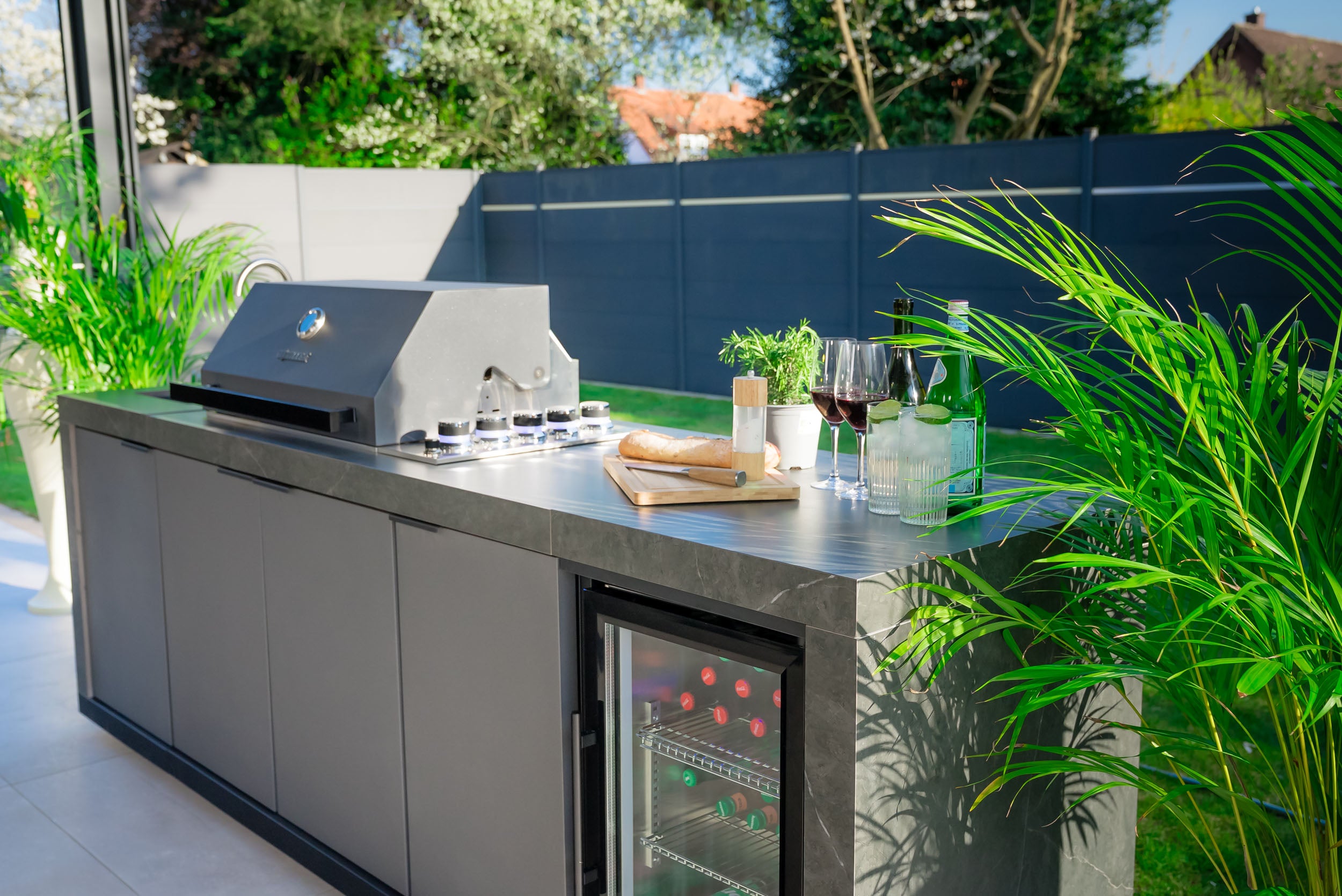 Großzügige Arbeitsfläche für Vorbereitung, Servieren und Buffet-Aufbau.