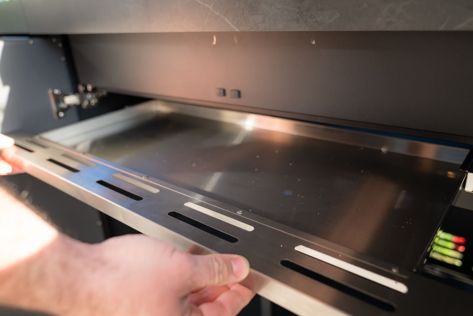 Herausnehmbare Fettauffangschale für einfache und saubere Reinigung.