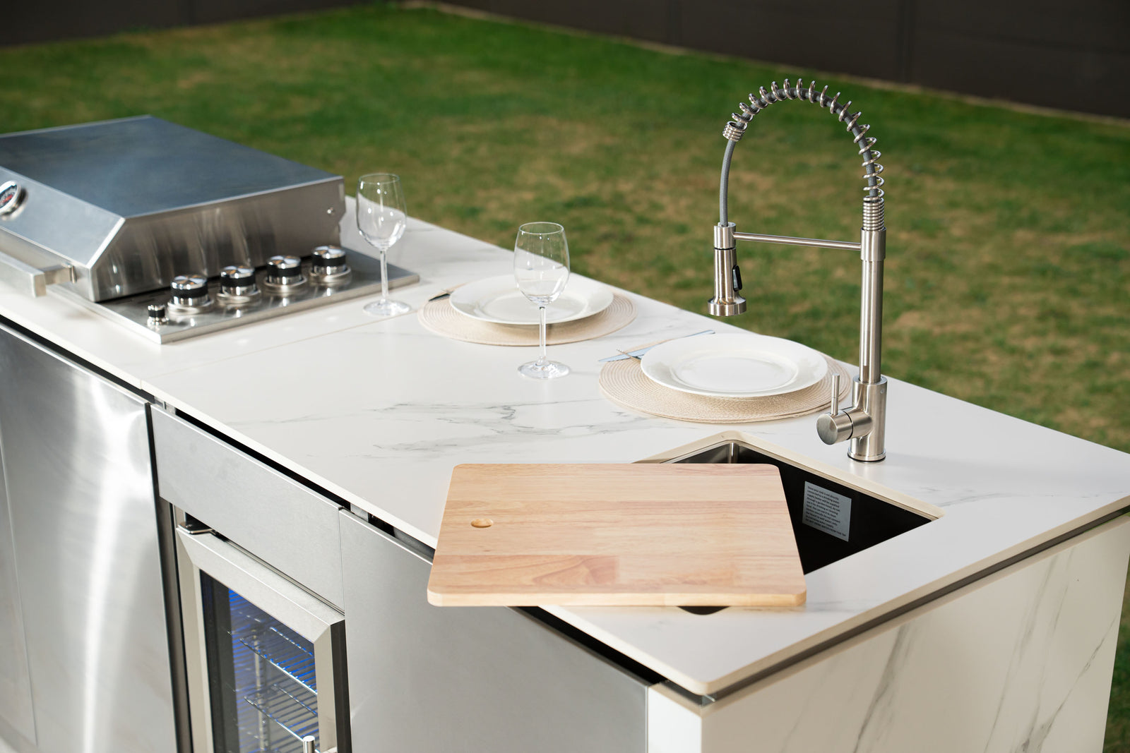 Praktische Arbeitsfläche für Vorbereitung, Ablage und Servieren.