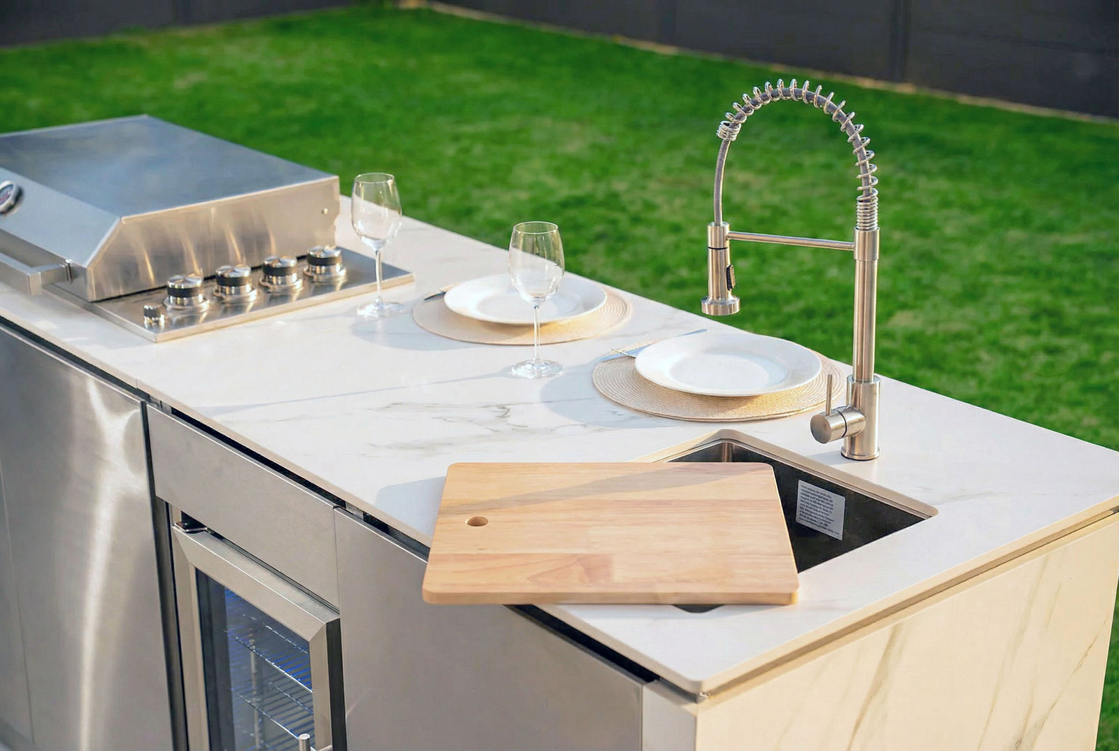 Praktische Arbeitsfläche für Vorbereitung, Ablage und Servieren.