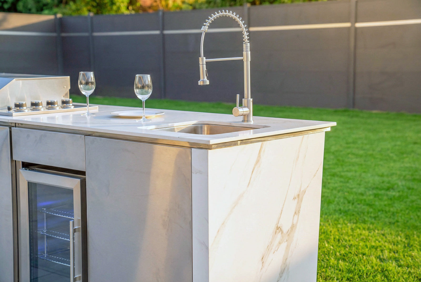 Edelstahl-Spüle mit herausziehbarer Brause für maximale Flexibilität.