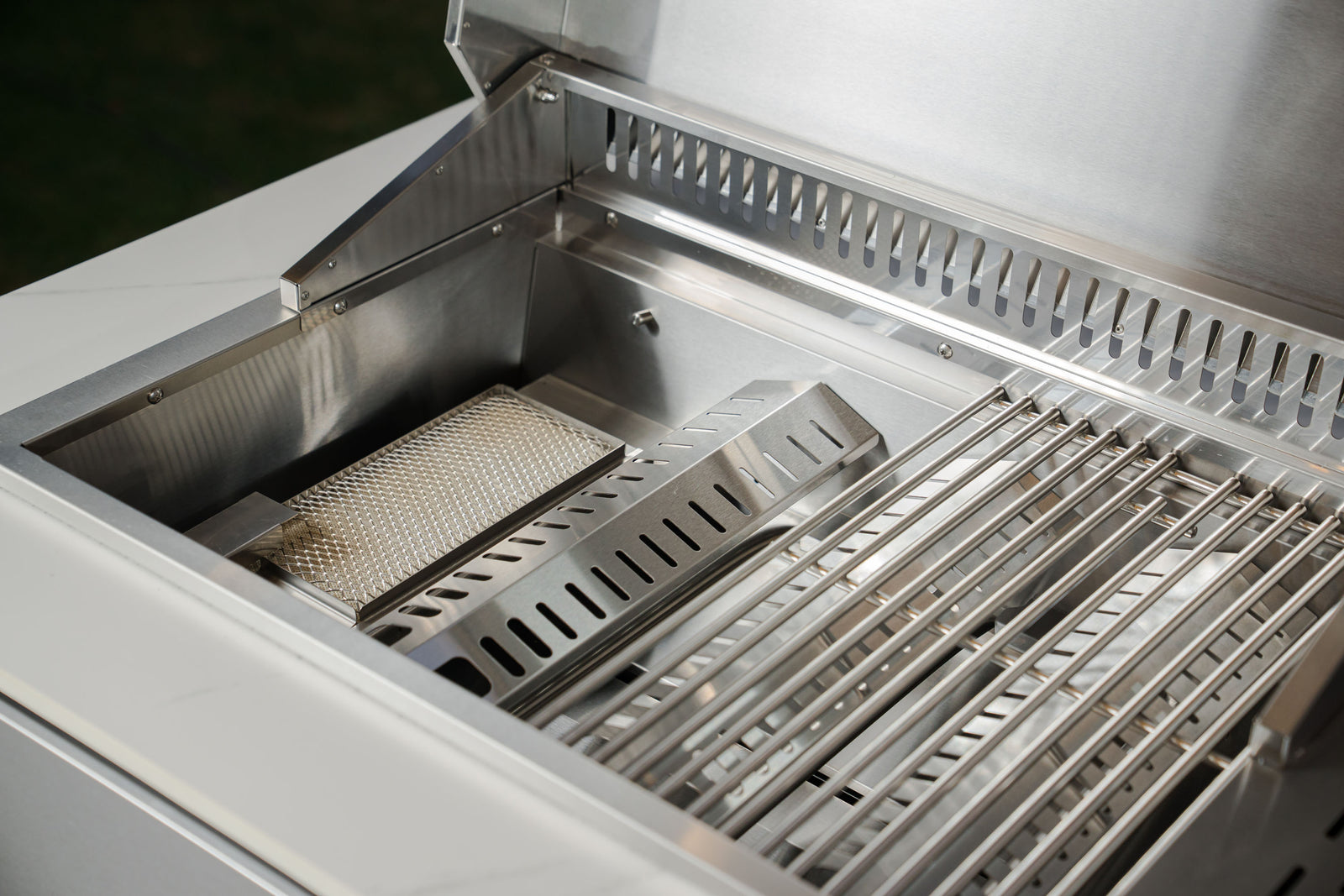 Leistungsstarke Kombination aus 3 Brennern und Infrarot Sizzle Zone.