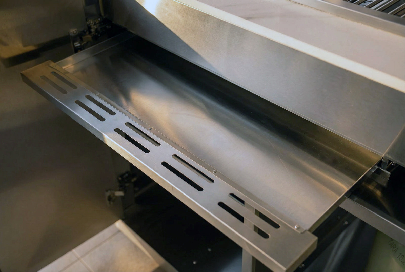 Herausnehmbare Fettauffangschale für einfache Reinigung.