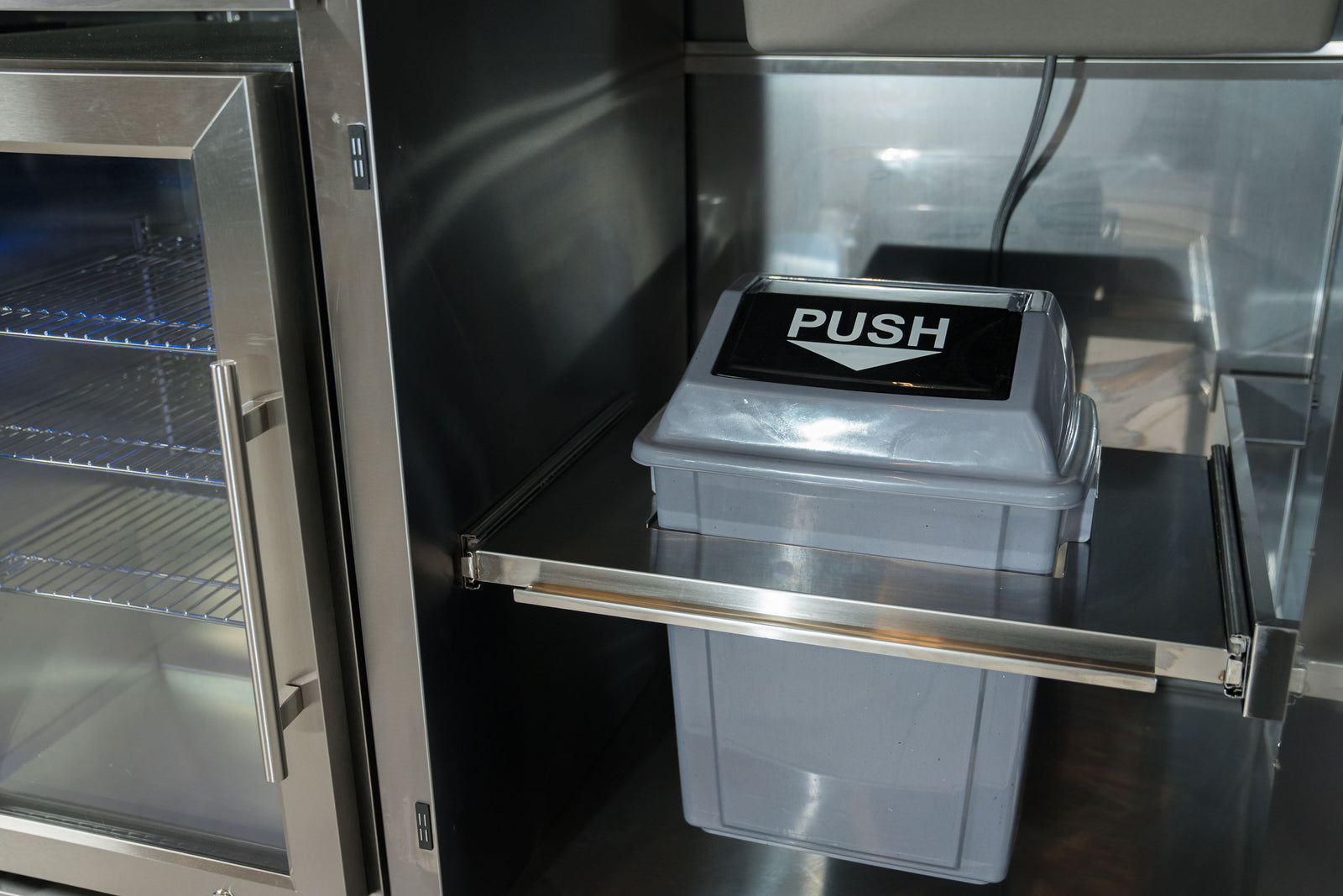 Integrierter Mülleimer für sauberes und effizientes Arbeiten.