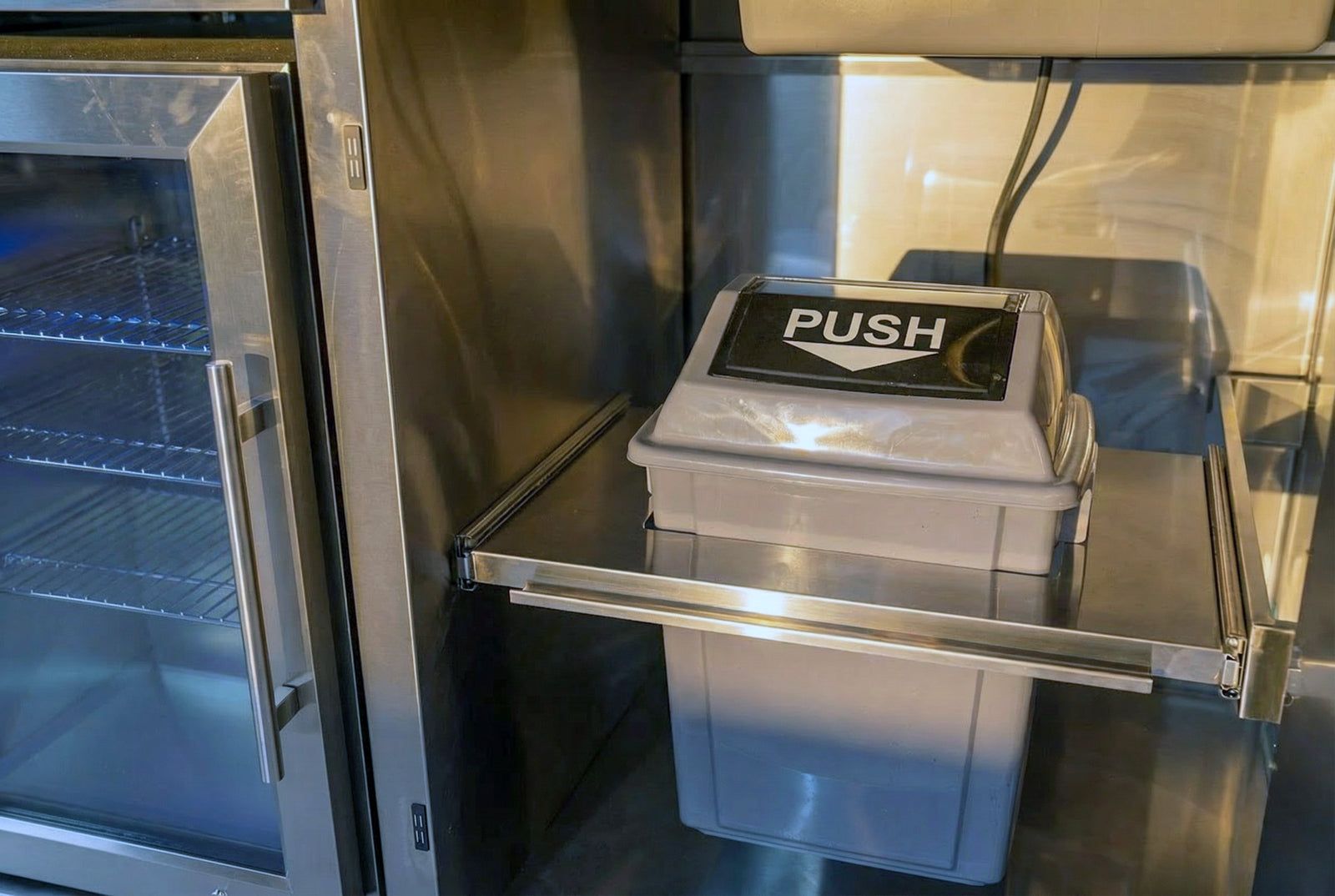 Integrierter Mülleimer für sauberes und effizientes Arbeiten.