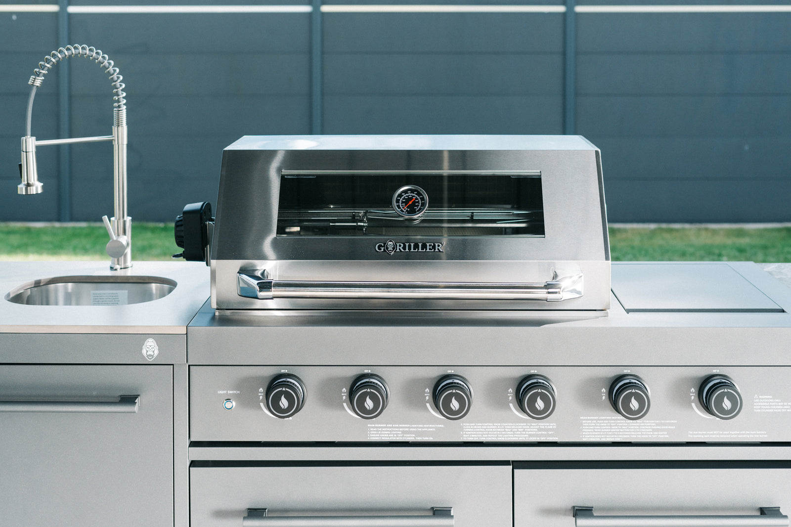 Alles im Blick und perfekte Hitze, ohne die Grillhaube zu öffnen.