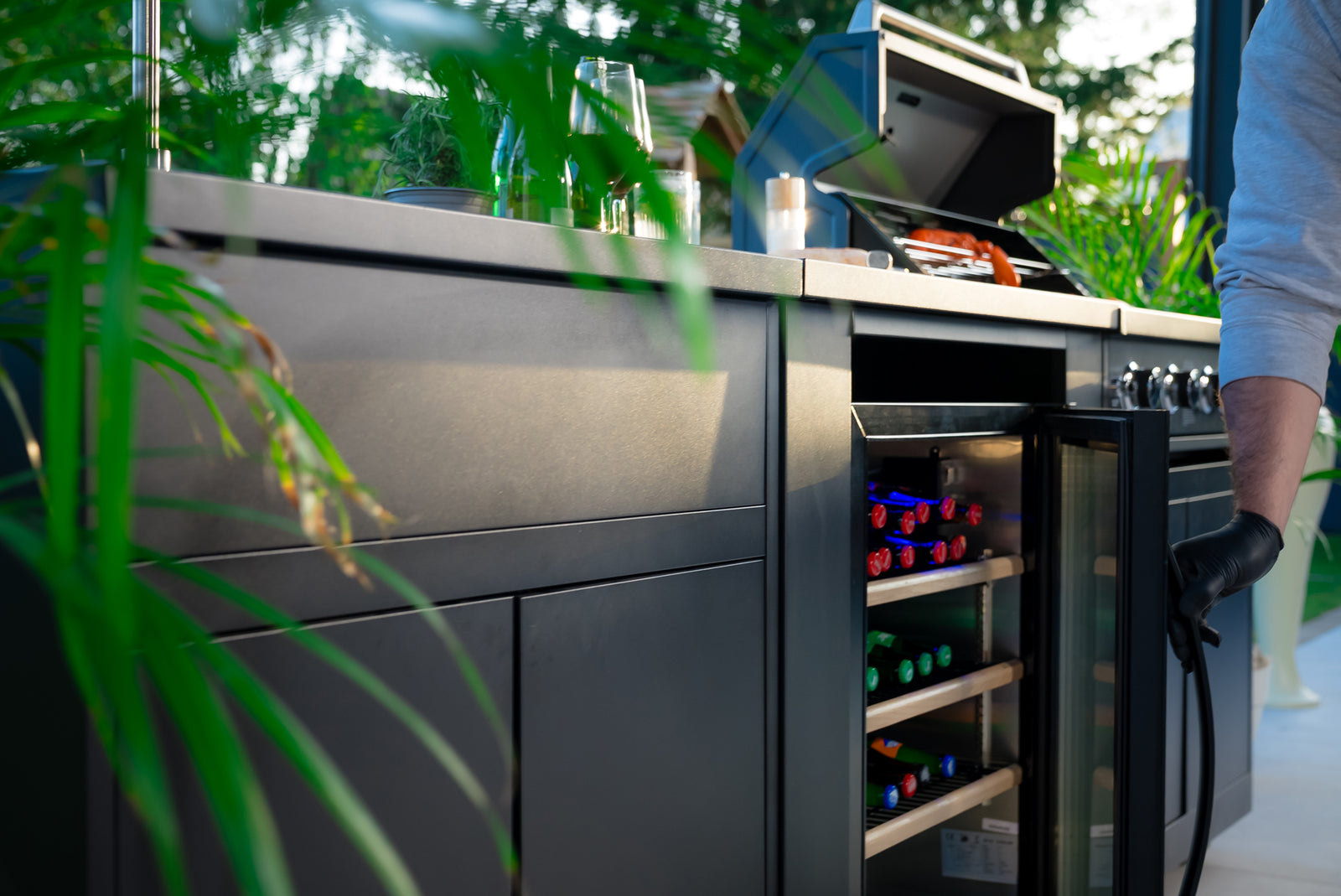 Integrierter Kühlschrank mit Beleuchtung für schnellen Zugriff.