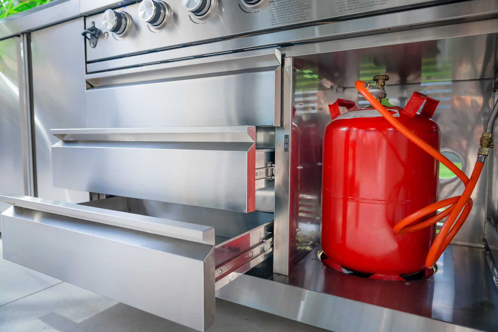 Großzügiger Stauraum für Grillutensilien und sicher integrierte Gasflaschen.