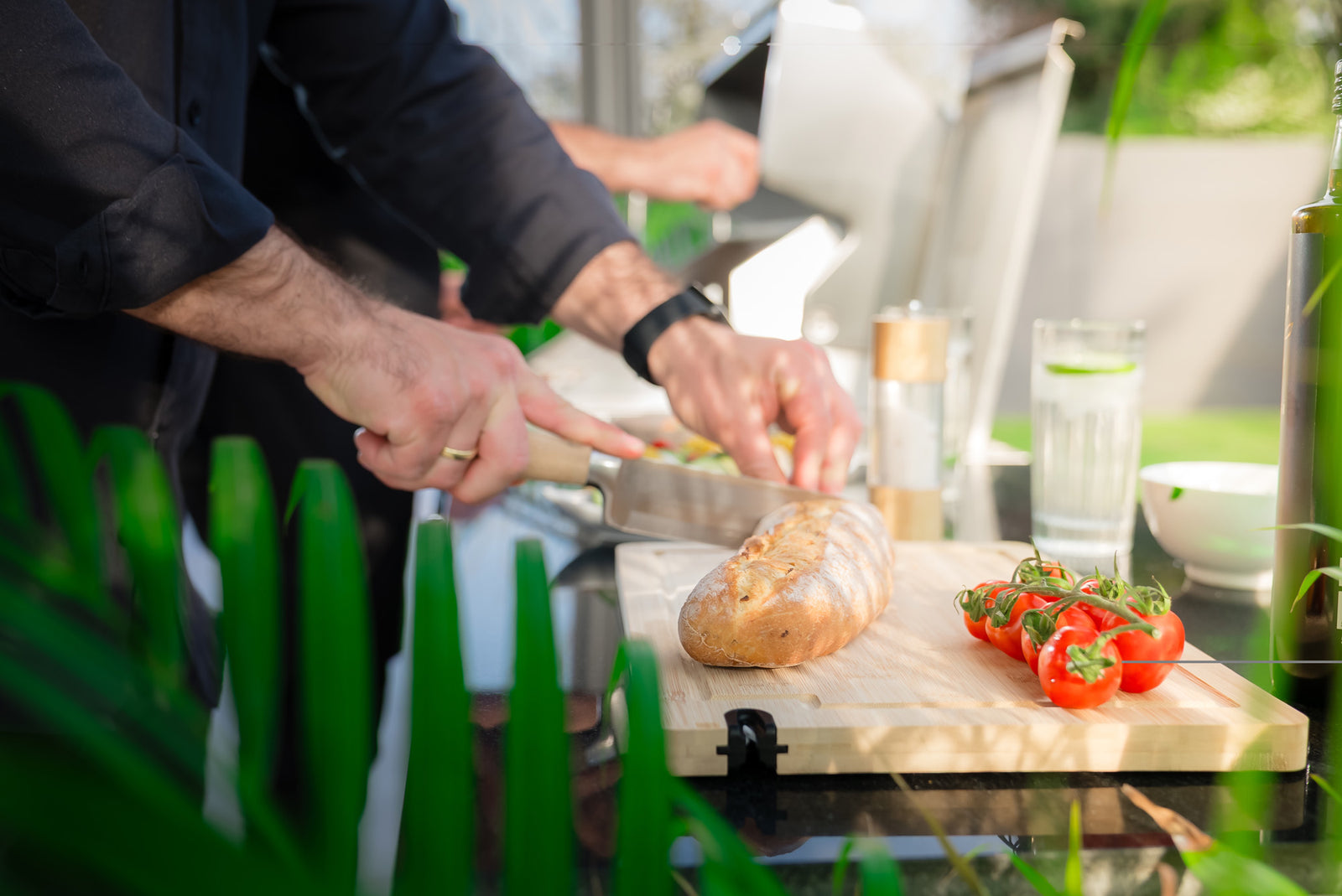 Großzügige Arbeitsfläche für Vorbereitung, Servieren und Buffet-Aufbau.