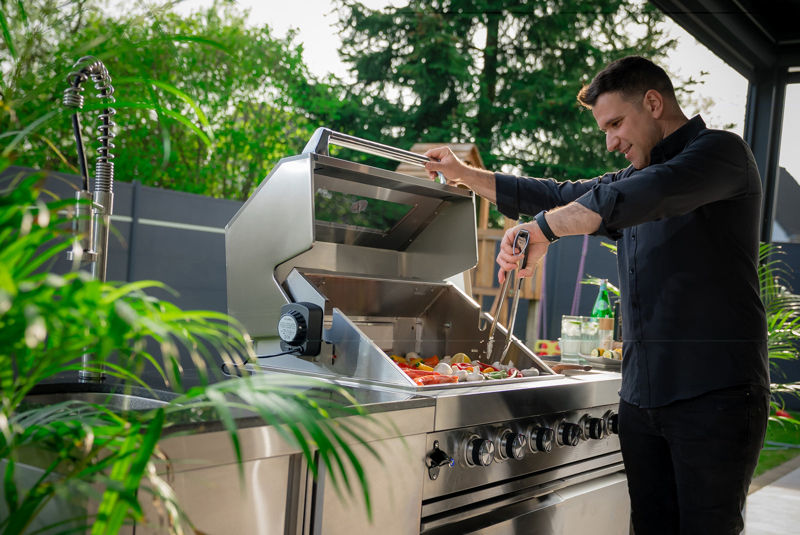 Doppelwandige Grillhaube für maximale Hitze und konstante Temperaturen.