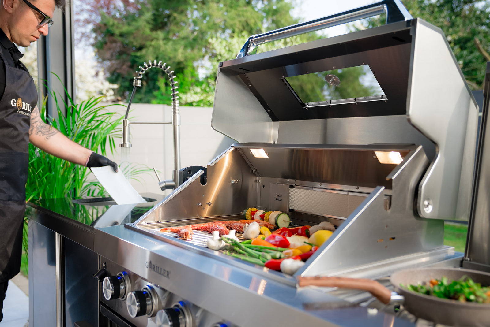 Alle Funktionen und Zutaten jederzeit griffbereit beim Grillen.
