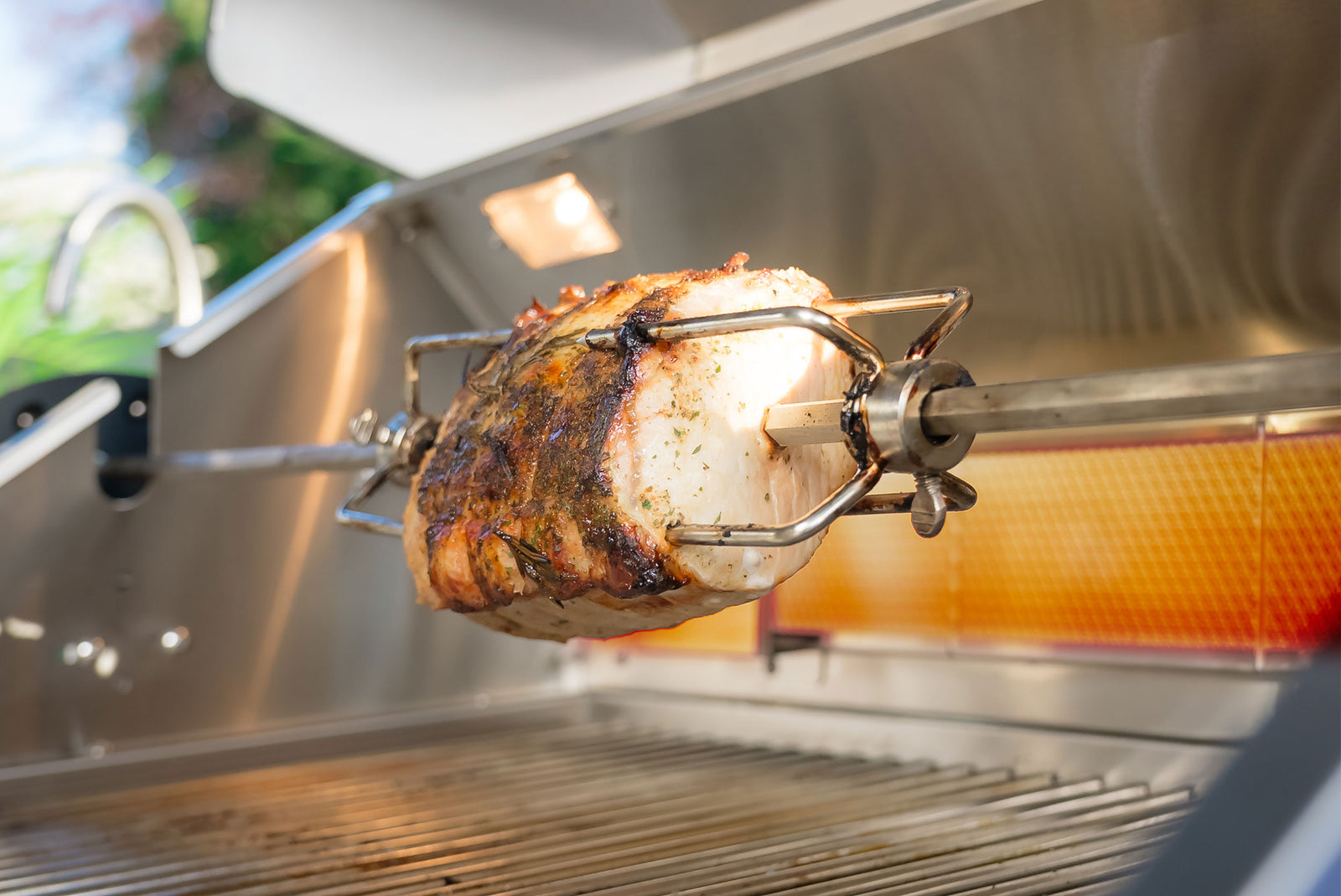 Integrierte Rotisserie für saftige Braten und perfekte Röstergebnisse.