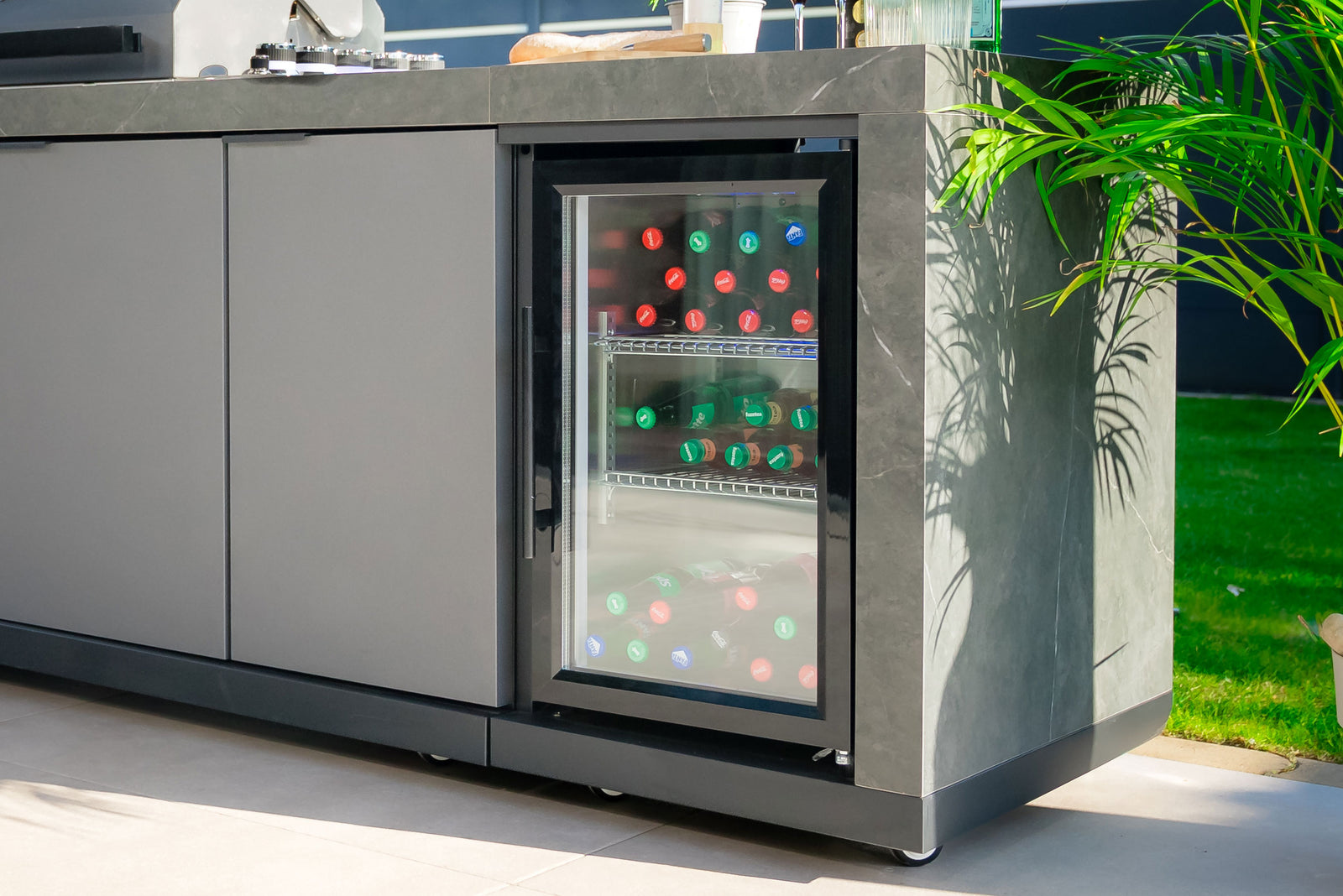 Kühlschrank direkt in der Küche integriert für gekühlte Zutaten und Getränke.