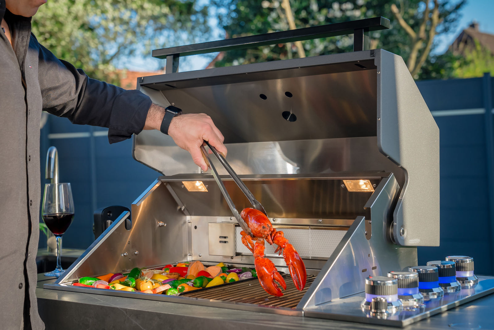 Große Grillfläche für entspanntes Grillen auch für viele Gäste.