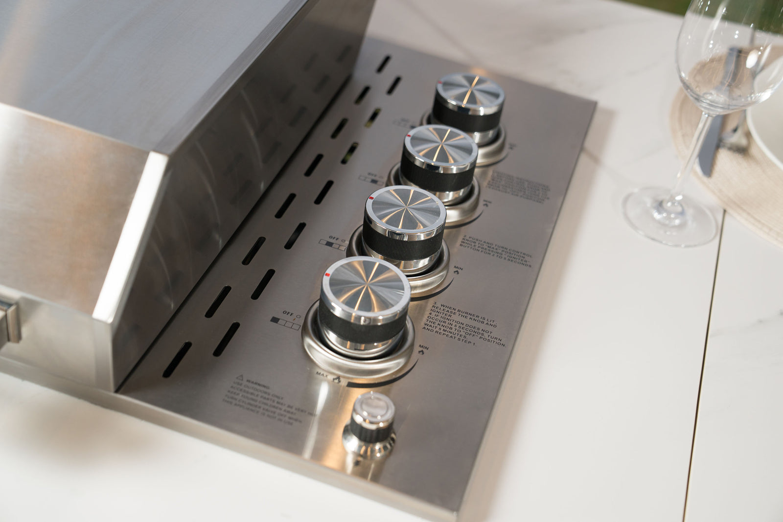 Edle Regler direkt in die Arbeitsfläche integriert.