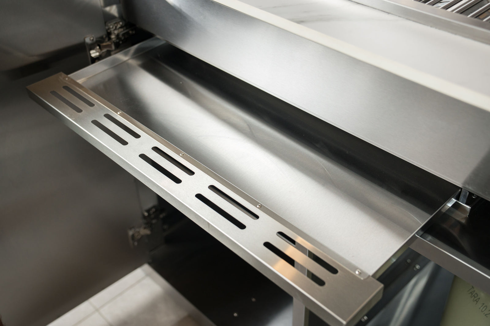 Herausnehmbare Fettauffangschale für einfache Reinigung.