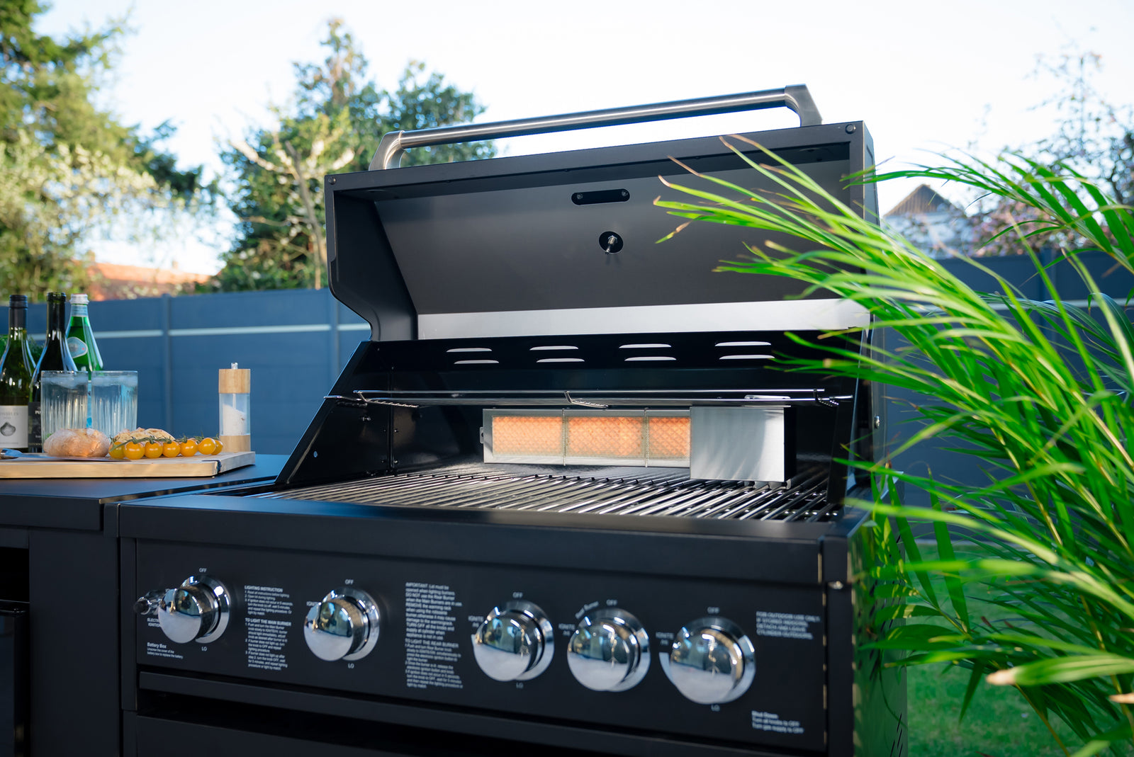 Großzügige Grillfläche mit Backburner für vielseitige Zubereitung.