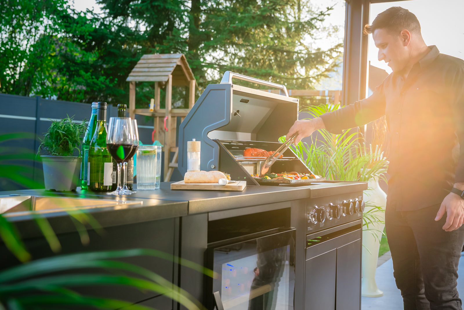 Grillen, kühlen und spülen perfekt kombiniert auf minimalem Raum.