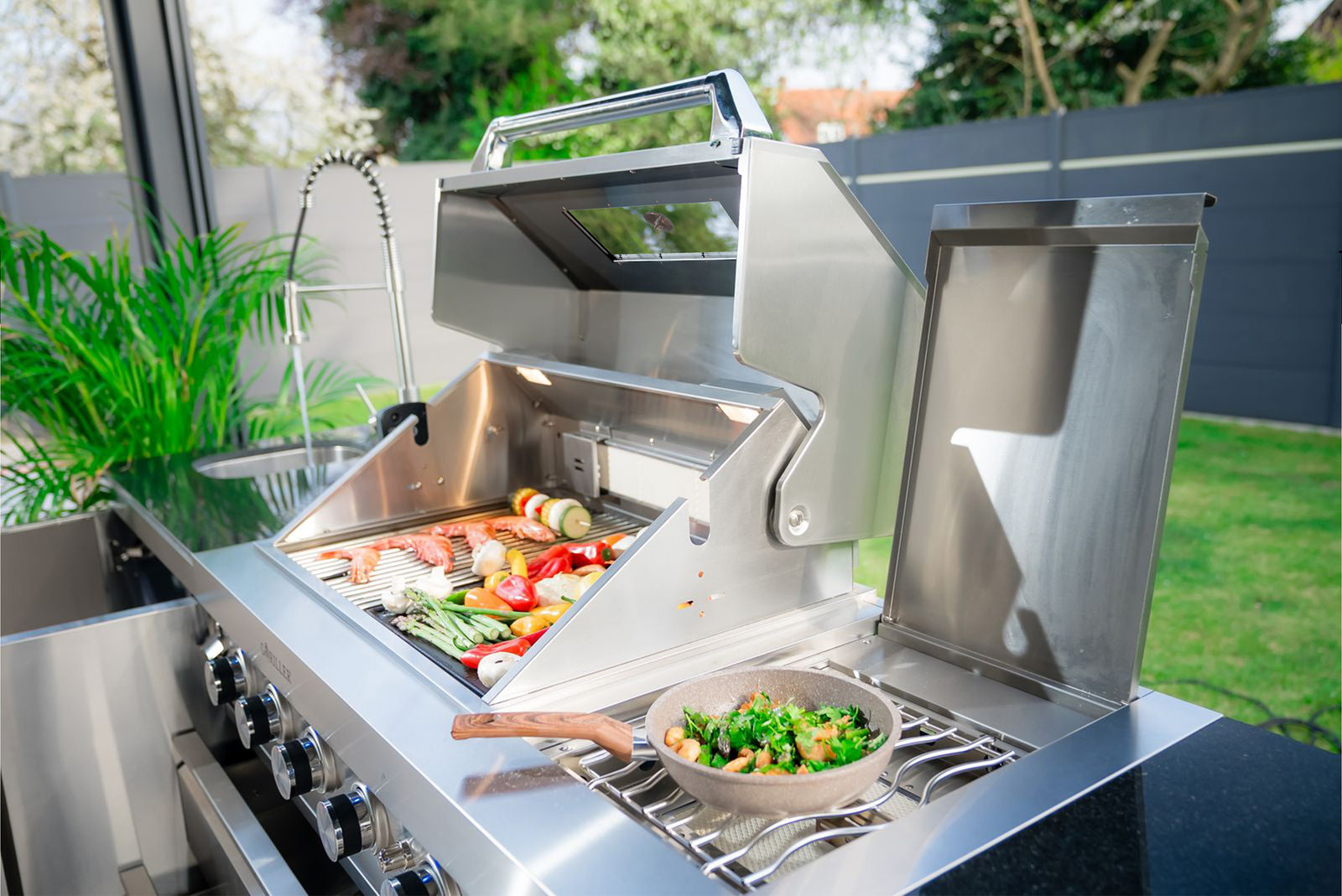 Großzügige Grillfläche für entspanntes Grillen auch in großen Runden.