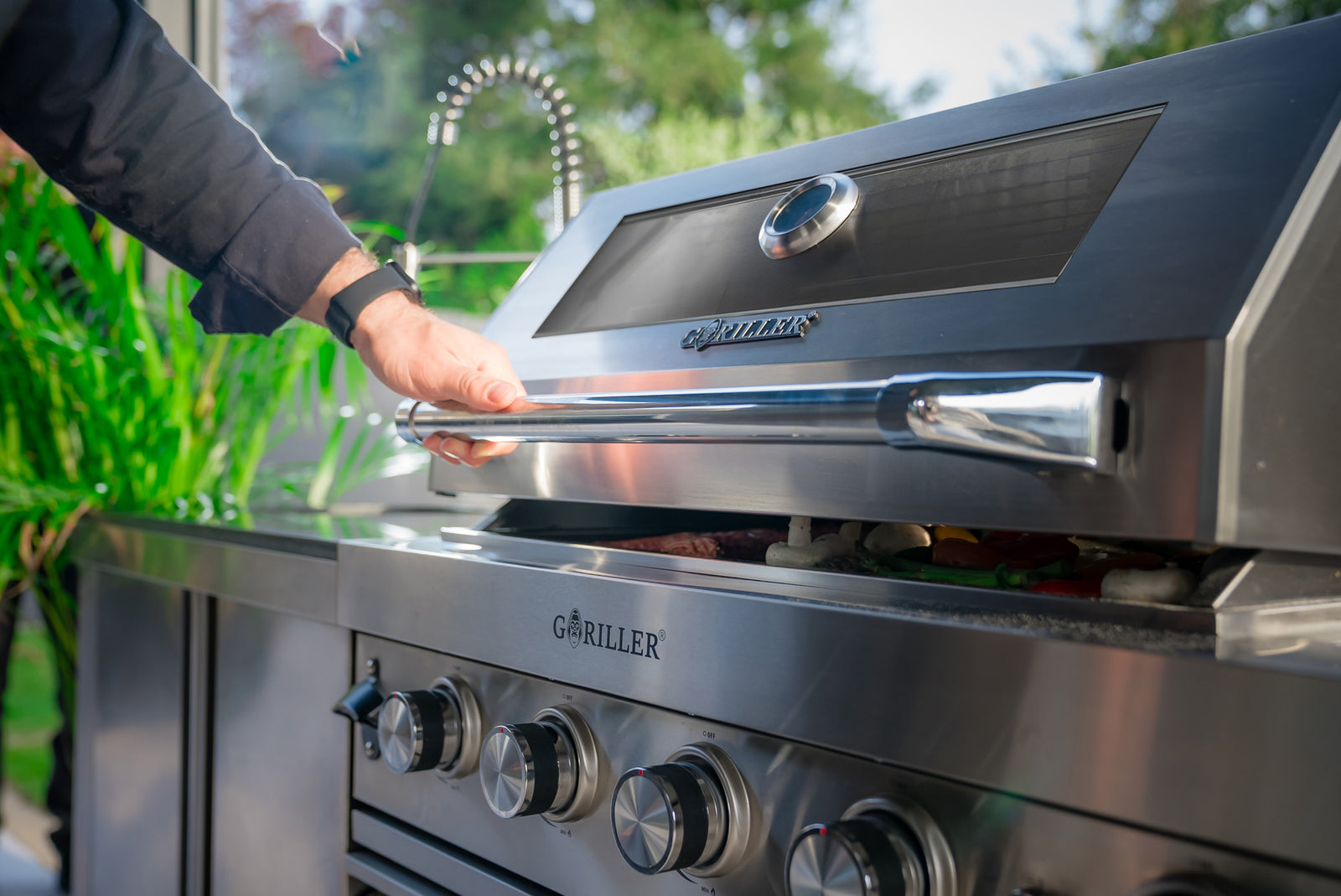 Sichtfenster in der Grillhaube für volle Kontrolle ohne Hitzeverlust.